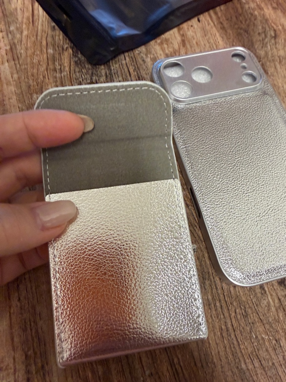 Iphone 17 Pro Max silver tone faux leather with wallet attachment, NEW - Picture 5 of 8